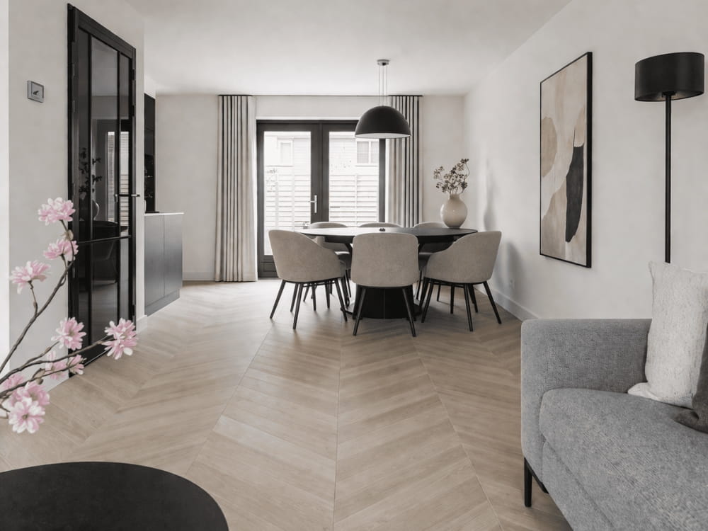 Lichte Hongaarse punt pvc vloer in stijlvolle eetkamer met modern interieur