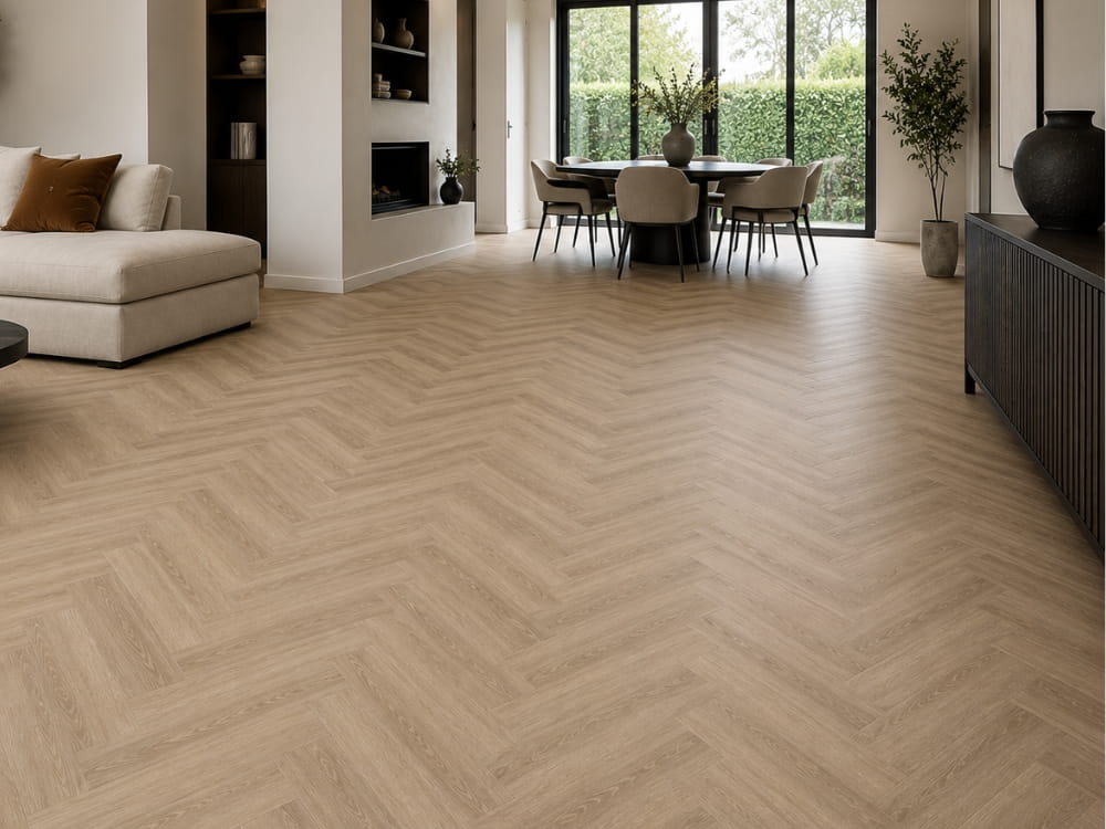 Lichte PVC visgraatvloer in moderne woonkamer met open leefruimte en veel natuurlijke lichtinval