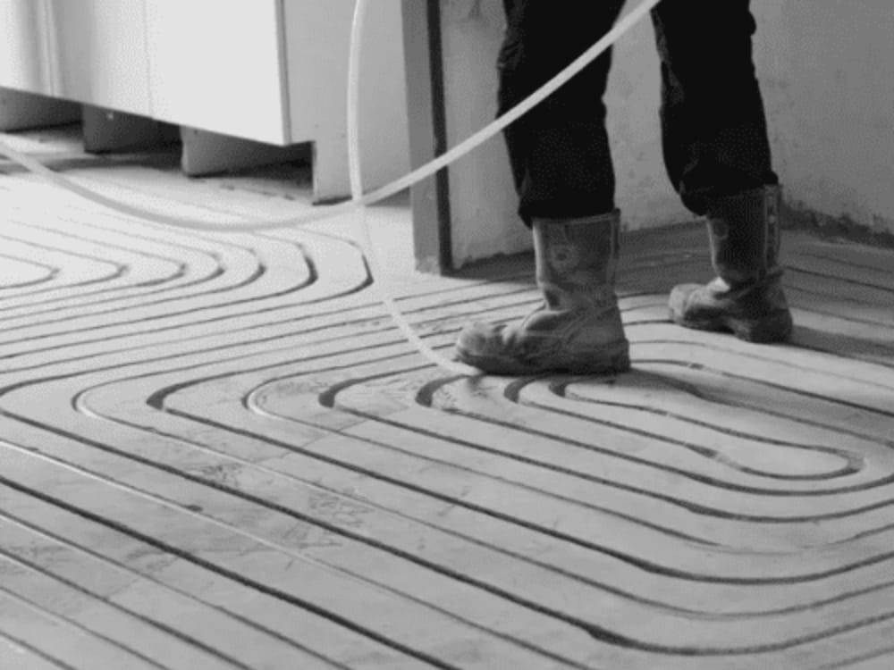 Ingefreesde vloerverwarming als voorbereiding op een gietvloer