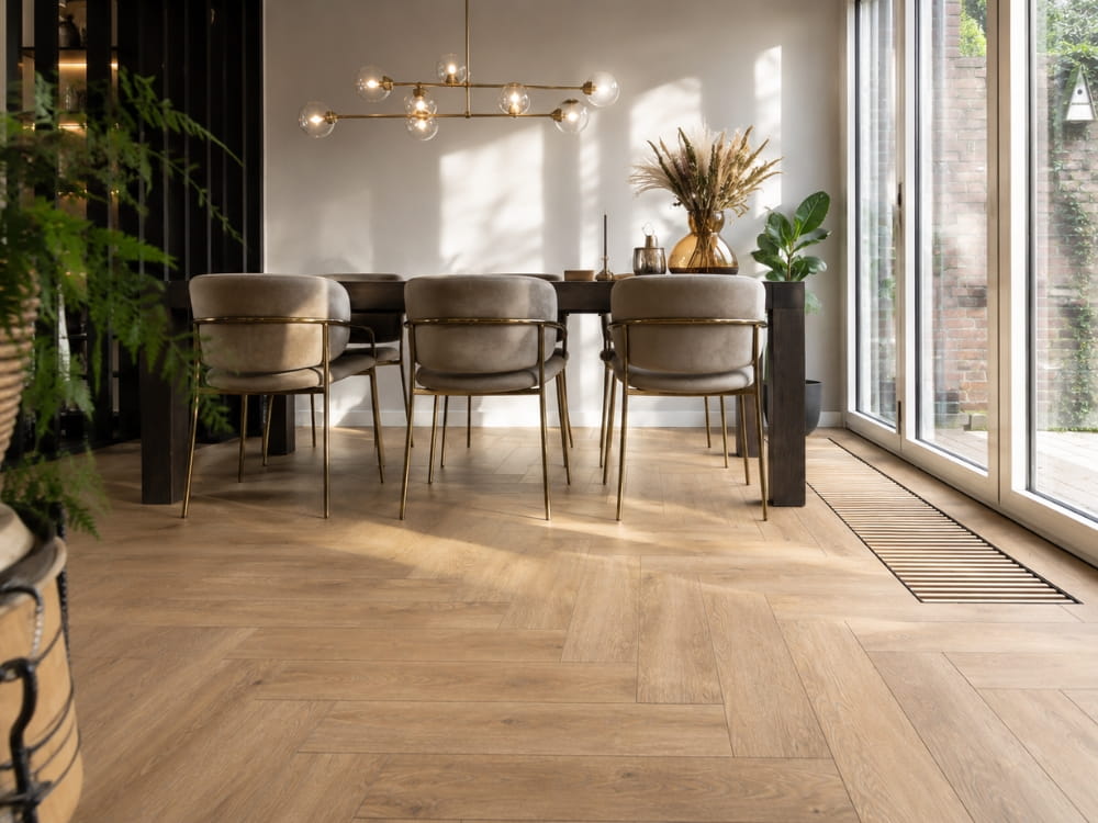 Elleboog visgraat PVC vloer met vloerverwarming in moderne luxe woning