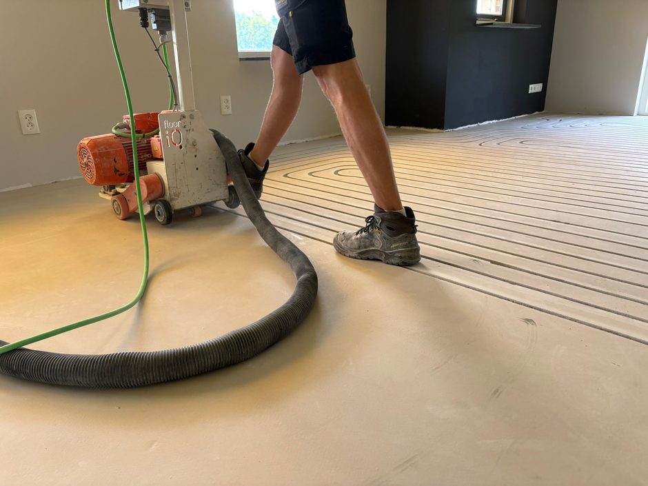 Freeswerk vloerverwarming langs wand