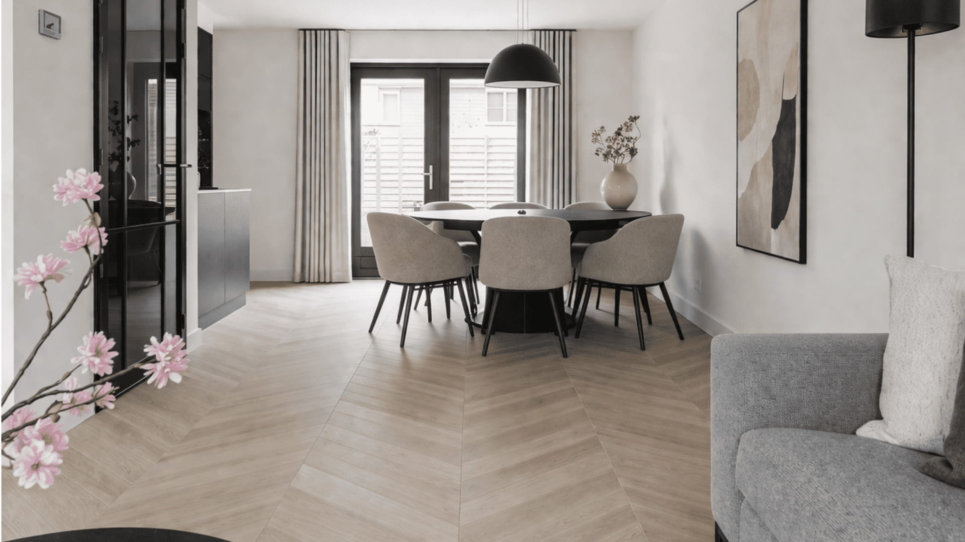 Luxe PVC Hongaarse punt vloer met lichte kleur.