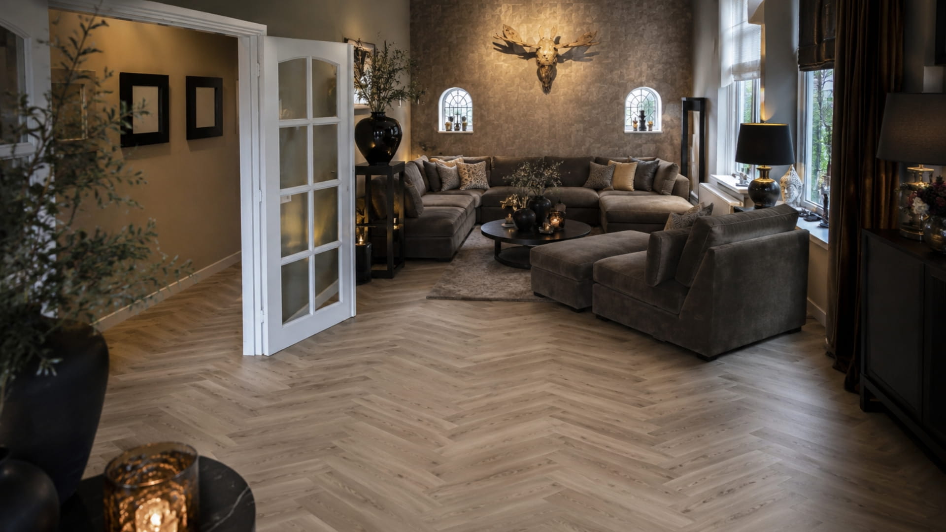Licht eiken PVC Weense punt vloer in moderne woonkamer met luxe interieur en professionele afwerking